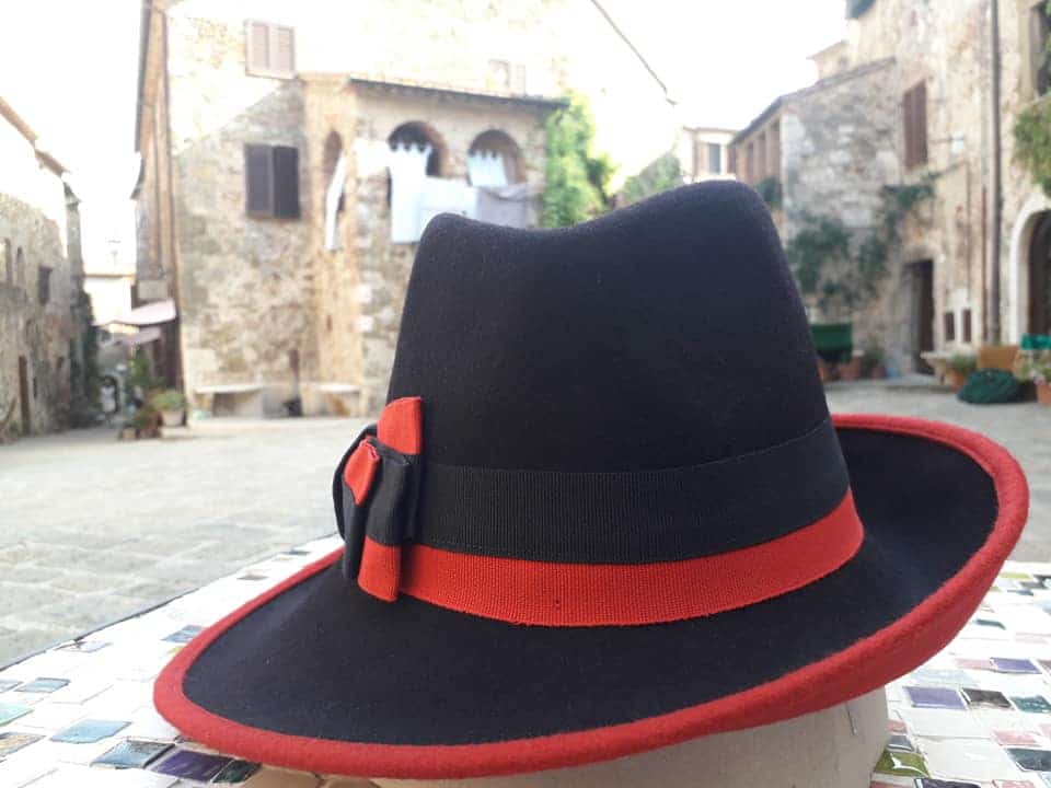 I cappelli di Cristina nella Piazza di Montemerano