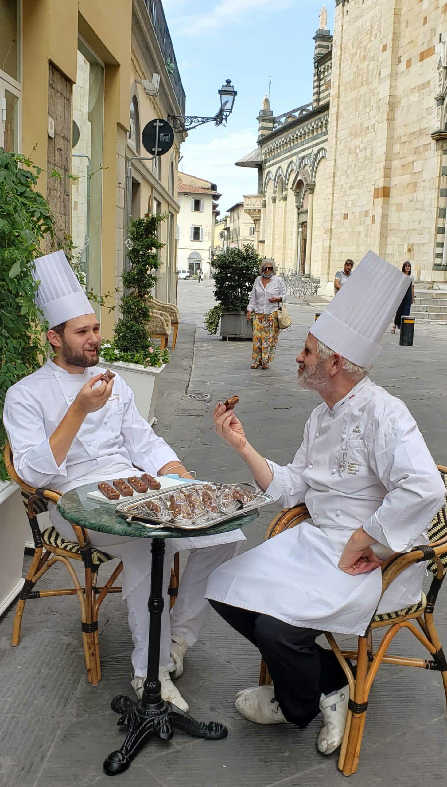 A Prato Andrea e Paolo Sacchetti provano la barretta energetica Energ-Eat