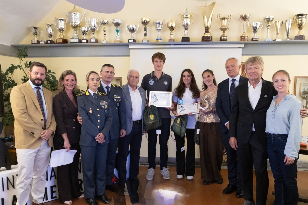 Filippo Paganelli (membro del Board di Fondazione Fair Play Menarini); Valeria Speroni Cardi (membro del Board di Fondazione Fair Play Menarini); Ten. Margherita Magnani (Comandante II Nucleo Atleti del Gruppo Sportivo Fiamme Gialle); Ten. Col. Marco Pantanella (Capo ufficio Addestramento e Studi Fiamme Gialle); Simone Cardullo (Presidente regionale CONI Toscana); Tancredi Mancuso (finalista Premio speciale Fiamme Gialle "Studio e Sport"); Letizia Gioffredi (finalista Premio speciale Fiamme Gialle "Studio e Sport"); Azzurra Severini (vincitrice Premio speciale Fiamme Gialle "Studio e Sport"); Luca Lastrucci (Presidente Fondazione Fair Play Menarini); Giancarlo Antognoni (Ambasciatore Premio Fair Play Menarini); Letizia Perini (assessore allo Sport del Comune di Firenze)