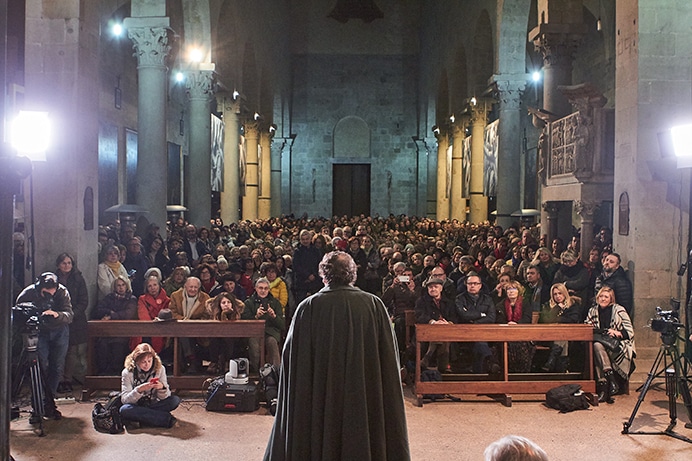 Il critico d’arte Philippe Daverio durante la visita ai meravigliosi pulpiti di Pistoia nella chiesa di San Bartolomeo in Pantano.