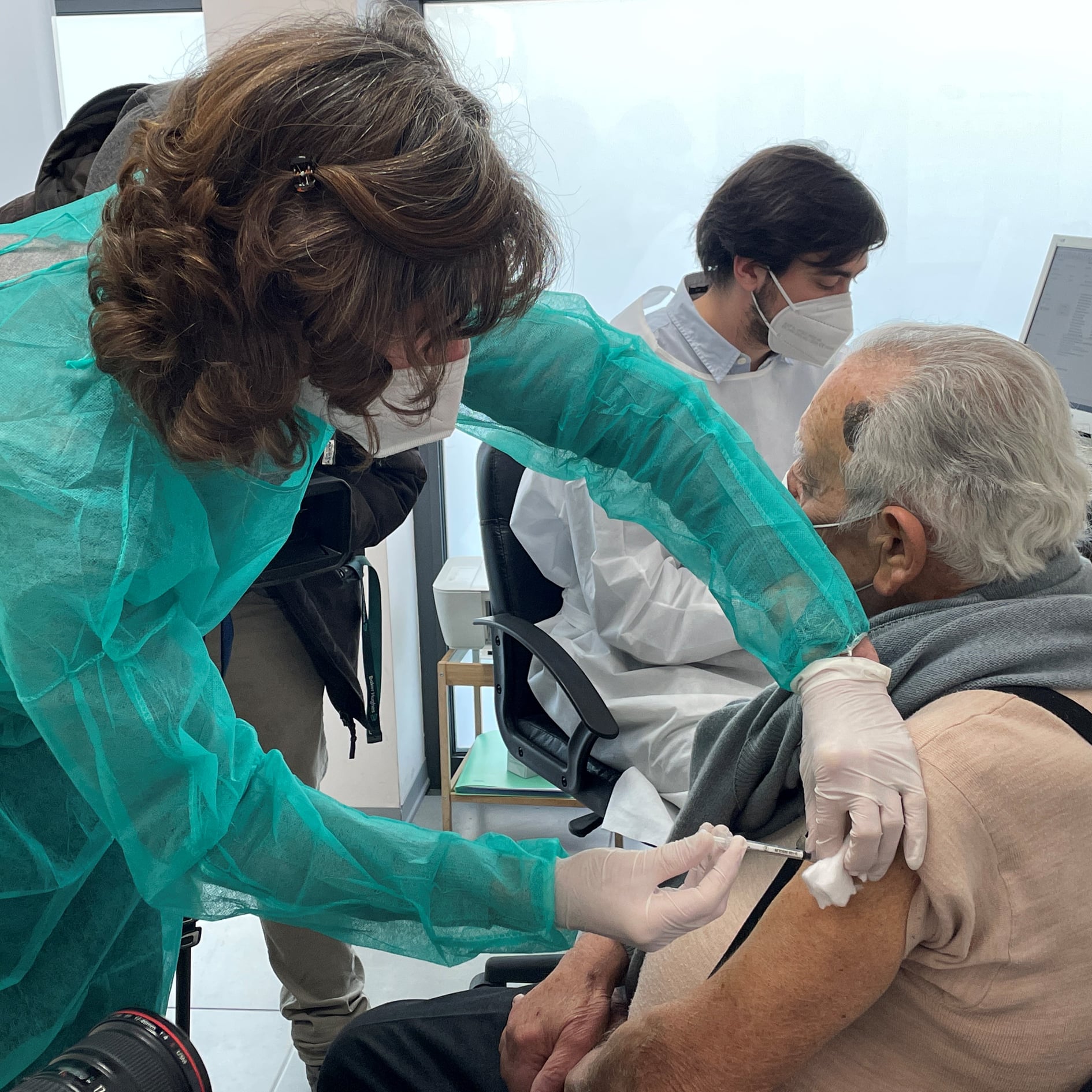 Vaccini: riapre il portale per 70-79enni, stop a 11mila ...