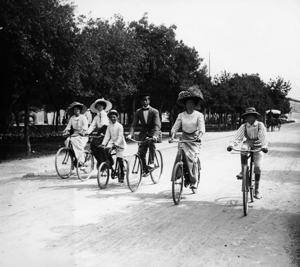 In bici alle Cascine nel 1904 (foto Archivio Alinari)