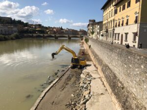 Lavori in corso sull'Arno