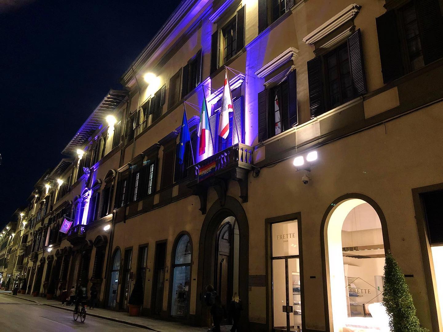 Il Palazzo del Pegaso illuminato di lilla